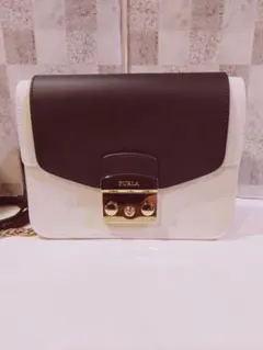 美品！FURLA フラップ式ショルダーバッグ ホワイト/ブラック