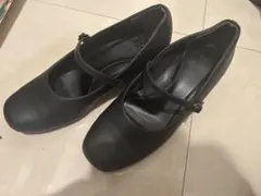 ブラック ストラップ付きパンプス