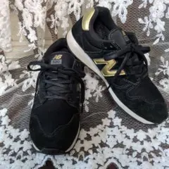 New Balance 520 ブラック/ゴールド スニーカー