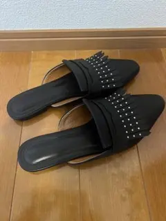 スタッズ付き黒フラットミュールのサムネイル