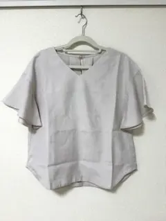 美品 オフィスカジュアル グレー Vネック フレアスリーブ 半袖ブラウス