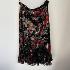 赤いバラ柄　フリルタイトスカート　膝下丈　フリーサイズ　裏地付き　ウエストゴム