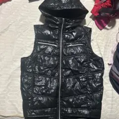 フード付き黒ダウンベスト