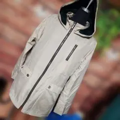 フード付きベージュジャケット