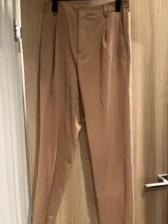 ベージュ プリーツ入り カジュアルパンツ