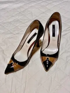 モード・エ・ジャコモ　MEDAエナメル ポインテッドトゥ ハイヒール 黒ベージュ