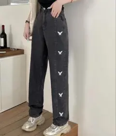 バタフライ刺繍入り ブラックデニムパンツ Mサイズのサムネイル