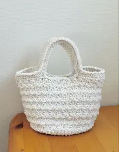 ハンドメイド 手編みバッグ　かぎ針編み　花模様　ミニバッグ　お散歩バッグ 編み物
