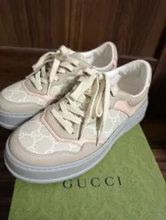GUCCI ベージュ ピンク スニーカー