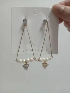 パールとクリスタルのロングピアス　トライアングル　華やか　お出かけ　　ゴールド