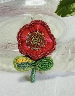 刺繍とビーズのブローチ