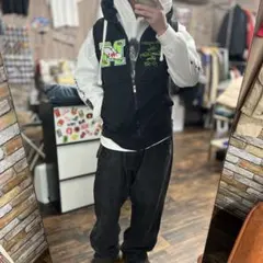 ブラックフード付きジップアップベスト 古着 アメフト ワッペン フェード M