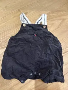 黒のオーバーオールロンパース
