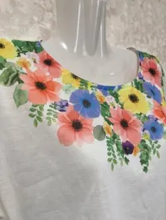 白　Tシャツ カットソー　Lサイズ　花柄　ポリエステルのサムネイル