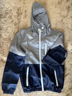 フード付きグレーとネイビーのジャケット