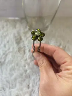 花の形ヘアピン 緑色ストーン付き