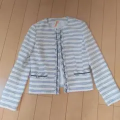 コムサイズム　ノーカラージャケット 白と黒のストライプ