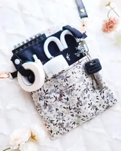 オーガナイザー　ハンドメイド　ナースポーチ　ポシェット　花柄　モノクロ