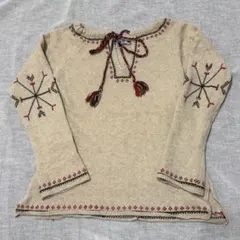 刺繍入りベージュ長袖ニットセーター