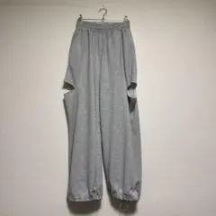 サイドカットアウト スウェットパンツ グレーラメ
