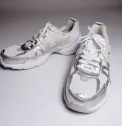 【美品】NIKE ナイキ V2K RUN（V2Kラン） FD0736-104