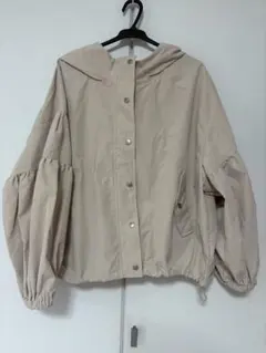 ベージュ フード付き マウンテンパーカー　Mサイズ