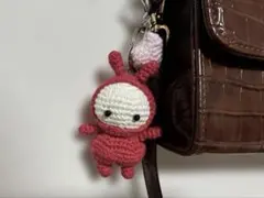あみぐるみ　赤うさぎキーホルダー