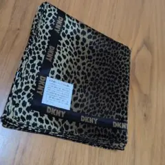 【新品】DKNY ダナ・キャランニューヨーク シルク混 大判ハンカチ
