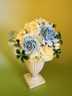 クレイフラワー青と白のバラのアレンジメント