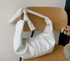 ホワイトレザー風ショルダーバッグ