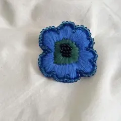 ハンドメイド　刺繍ブローチ