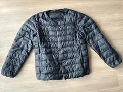 【無印良品】軽量　ポケッタブルノーカラーダウンジャケット紳士Ｌ・ダークグレー