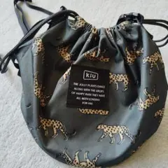 kiu ドローストリングショルダーバッグ