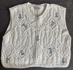 アイボリー ケーブルニットベスト 花刺繍