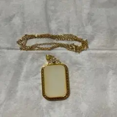 和田玉ペンダントと金色チェーン