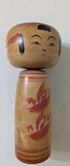 微笑むこけし 花模様