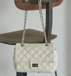 ホワイトキルティングショルダーバッグ