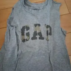 GAP迷彩ロゴTシャツとキャラクタープリントTシャツの2枚セット