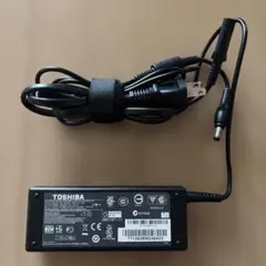 東芝（TOSHIBA）製のノートパソコン用純正ACアダプターのサムネイル