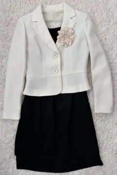 値下げ【入学卒業式】白ジャケット・スカート・黒ワンピース3点セット・コサージュ付