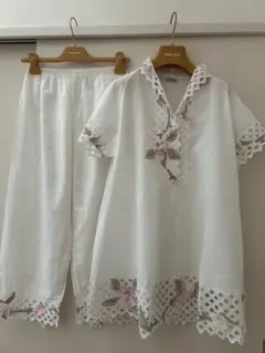 美品さえらホワイト刺繍レーストリムパジャマ上下セット大きい