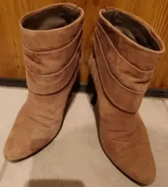 美品・廃版　セヴントゥエルヴサーティー　ベージュ スエード バックル付きブーティ