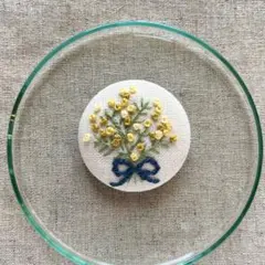 ハンドメイド　刺繍ブローチ　38mmくるみボタン　ミモザブーケ