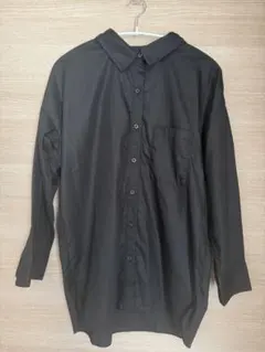 黒のボタンアップシャツ