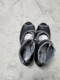 あしながおじさん　バッグファスナー　フリル　オープントゥハイヒール　黒