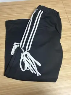 黒のジャージパンツ サイドストライプ付き