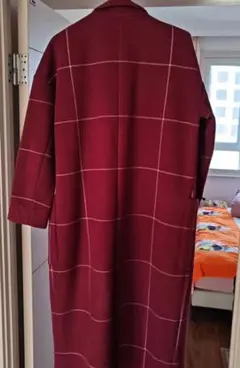 ワインレッドのチェック柄のロングコートです