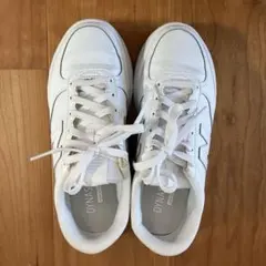 New Balance DYNASOFT ホワイトスニーカー