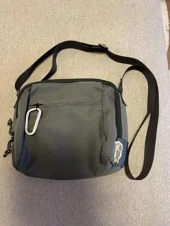 ブルーブルーエ ナイロン ショルダーバッグ カラビナ付き グレー 美品