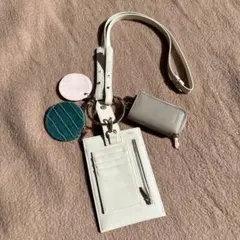 【美品】ホワイト合成皮革スマホショルダーバッグ　ディオール